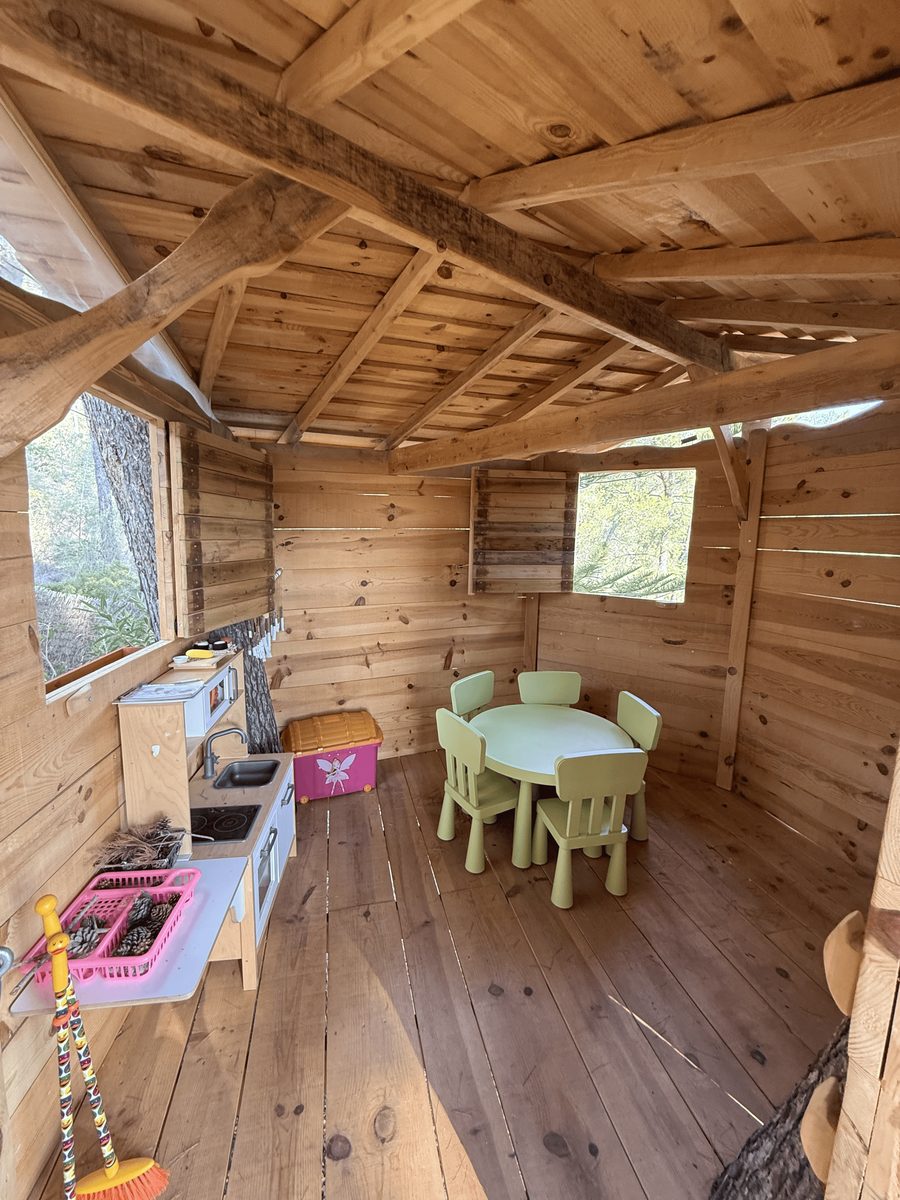 Interior de cabaña artesanal en madera