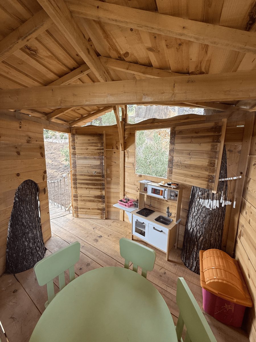 Interior espacioso de cabaña con árbol integrado